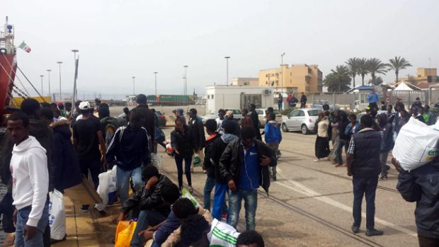 migranti-bloccano-strada-and-quot-vogliamo-i-soldi-che-ci-spettano-and-quot