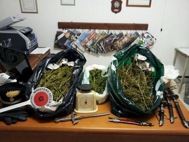 due-chili-di-marijuana-e-coltelli-proibiti-arrestato-spacciatore