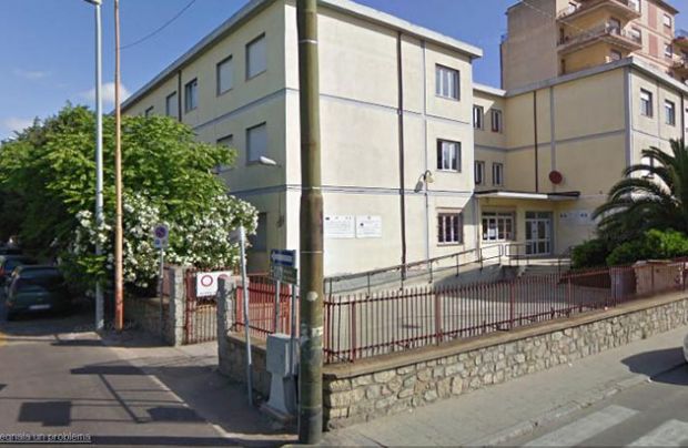 finestra-si-stacca-e-colpisce-studentessa-a-scuola-illesa