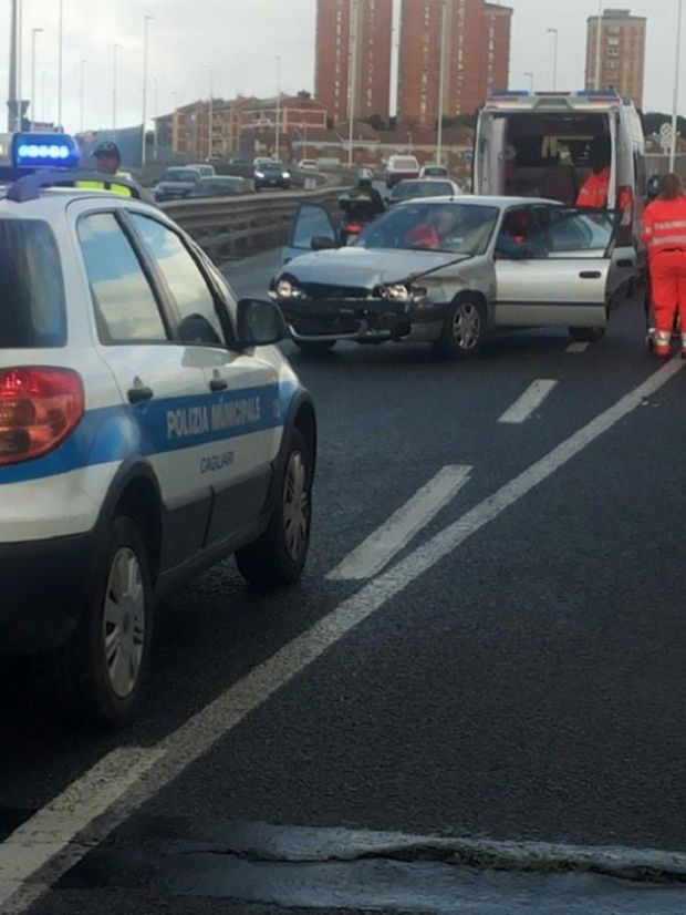 Asse mediano asse-mediano-perde-il-controllo-e-finisce-sul-guardrail