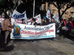 sanit-and-agrave-in-corteo-a-cagliari-gi-and-ugrave-le-mani-da-piccoli-ospedali