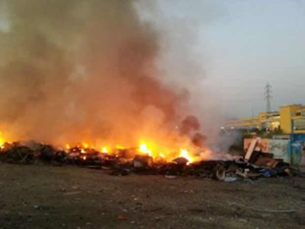 Incendi e diossina al campo nomadi incendi-e-diossina-al-campo-nomadi-cittadini-protestano