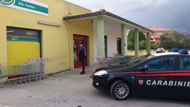 discount-con-porte-scorrevoli-rotte-i-ladri-ne-approfittano-di-bottino