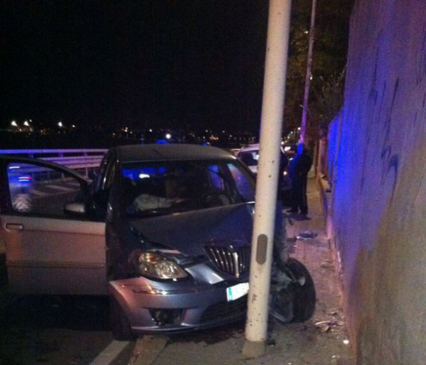 Auto contro palo dell'illuminazione: una 41enne soccorsa dal 118 auto-contro-palo-dell-illuminazione-una-41enne-soccorsa-dal-118