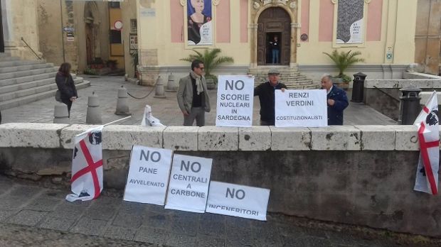 renzi-a-cagliari-protesta-di-un-gruppo-di-ambientalisti