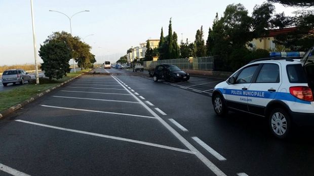 forte-velocit-and-agrave-e-asfalto-viscido-24enne-perde-il-controllo-dell-auto-e-sbatte-su-un-albero
