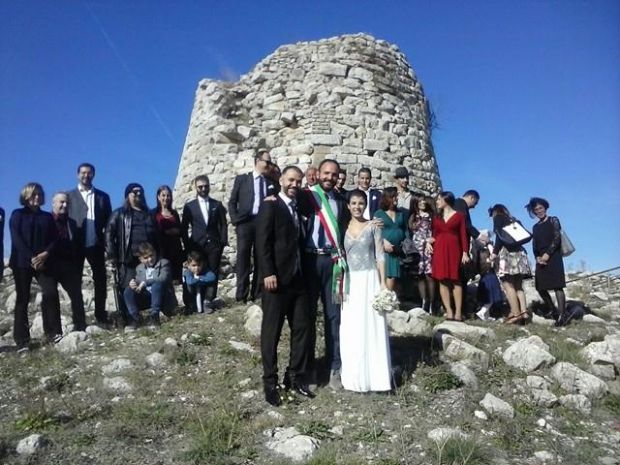isili-william-e-sara-hanno-detto-s-and-igrave-davanti-al-nuraghe-is-paras