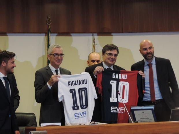 calcio-il-cagliari-promosso-in-a-celebrato-in-consiglio