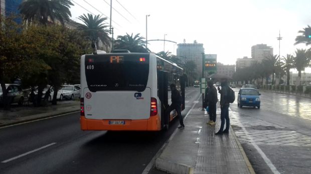 via-roma-fermata-bus-senza-pensilina-and-ldquo-fradici-da-pioggia-e-auto-che-sfrecciano-su-pozzanghere-and-rdquo