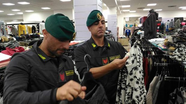 blitz-fiamme-gialle-migliaia-capi-sequestrati-negozi-cinesi