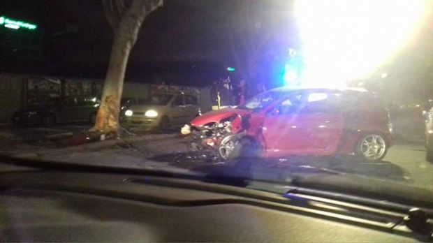 Auto si schianta su un albero auto-si-schianta-su-un-albero-traffico-in-tilt-tra-via-roma-e-viale-colombo