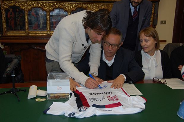 in-piazza-costituzione-il-grande-and-ldquo-albero-dei-desideri-and-rdquo-addobbato-dai-bambini-del-microcitemico