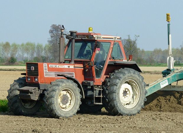 Lavori in una vigna lavori-in-una-vigna-pensionato-rimane-schiacciato-da-trattore