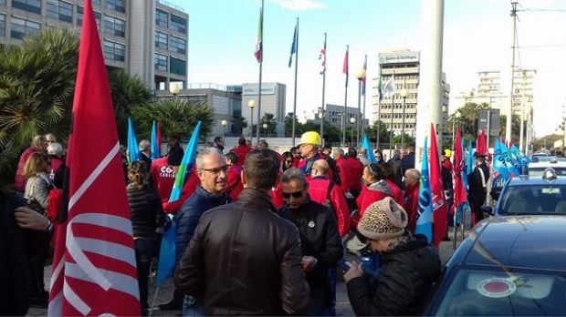 tim-no-ai-tagli-lavoratori-in-piazza-a-cagliari