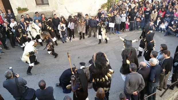 A Seui sfilata di maschere tradizionali e incontri a-seui-sfilata-di-maschere-tradizionali-e-incontri