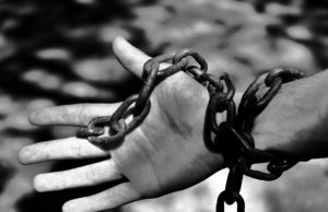 anche-se-non-hai-una-catena-non-significa-che-non-sei-schiavo