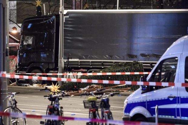 berlino-tir-sulla-folla-12-morti-avanza-ipotesi-terrorismo