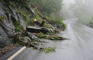 frana-nella-ss389-massi-occupano-carreggiata-traffico-deviato