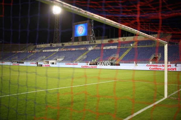 calcio-cagliari-steward-ferito-da-un-petardo
