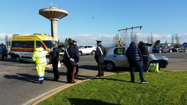 scontro-frontale-tra-auto-e-ambulanza-4-feriti