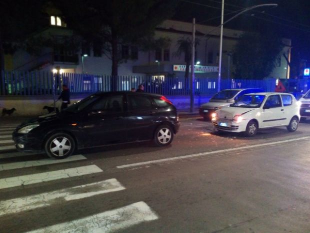 non-vede-auto-fermarsi-per-far-attraversare-pedone-tamponamento-a-is-mirrionis