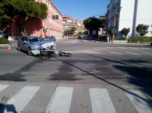 su-siccu-schianto-frontale-tra-auto-feriti-i-conducenti