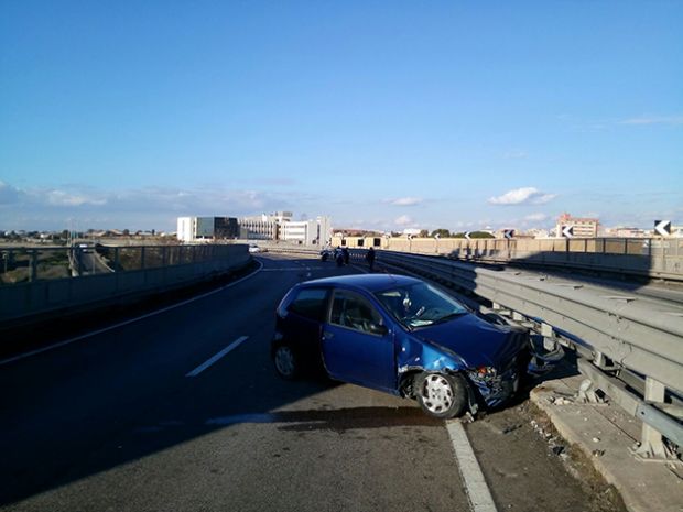 Ss195 ss195-sbanda-con-l-auto-sul-guard-rail-e-finisce-sullo-spartitraffico