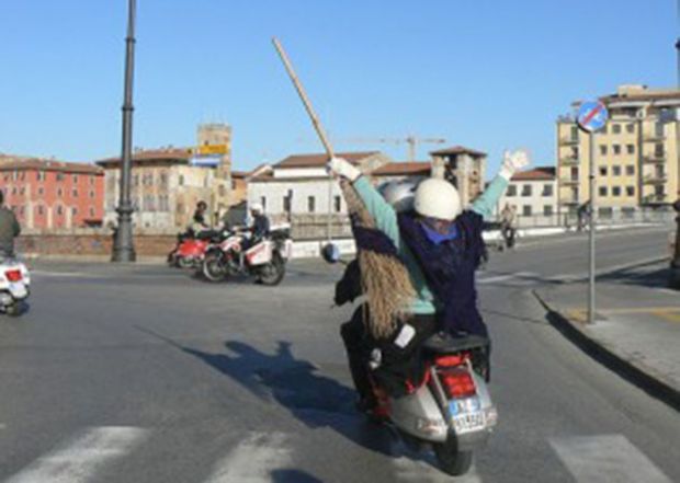 epifania-befane-in-vespa-a-sassari