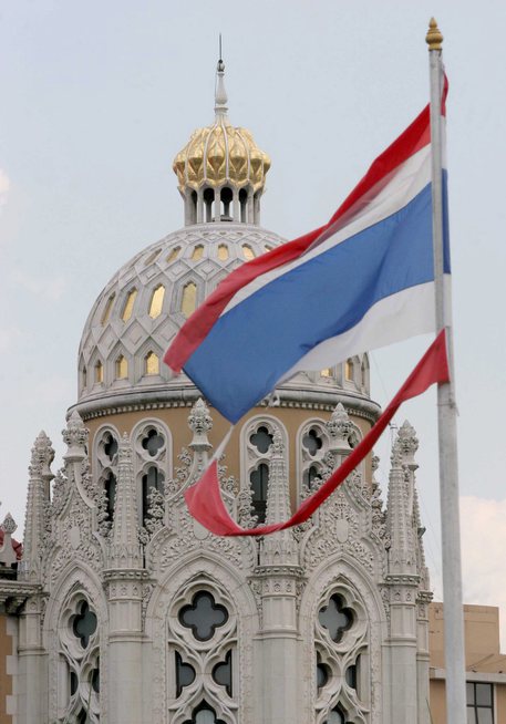 thailandia-2-italiani-strappano-bandiere-arrestati