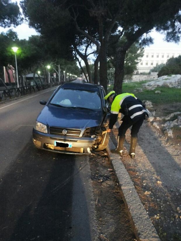 contro-un-lampione-dopo-testacoda-due-feriti
