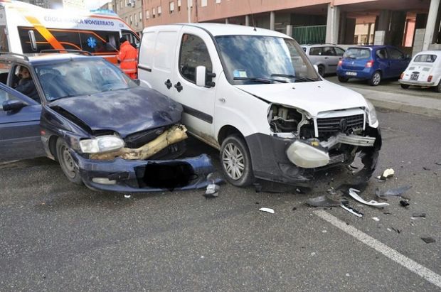 non-d-and-agrave-la-precedenza-scontro-tra-due-auto-due-feriti