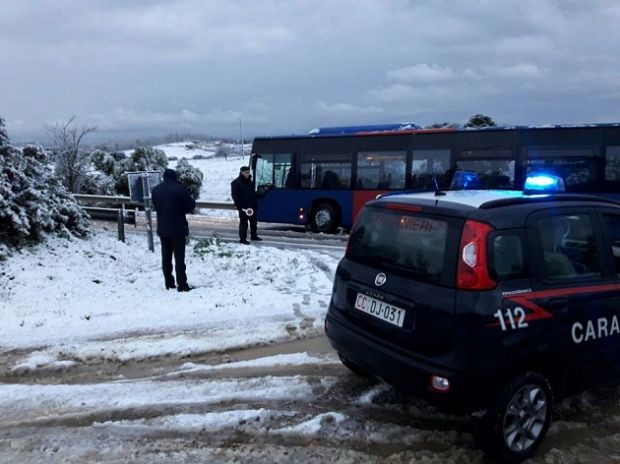 carabinieri-in-soccorso-ad-automobilisti-e-pullman-bloccati-dal-ghiaccio