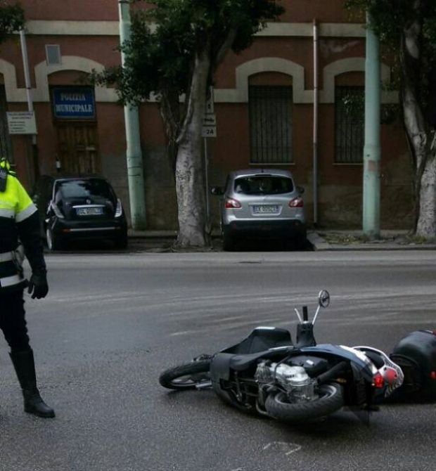 moto-scivola-in-via-nazario-sauro-traffico-rallentato