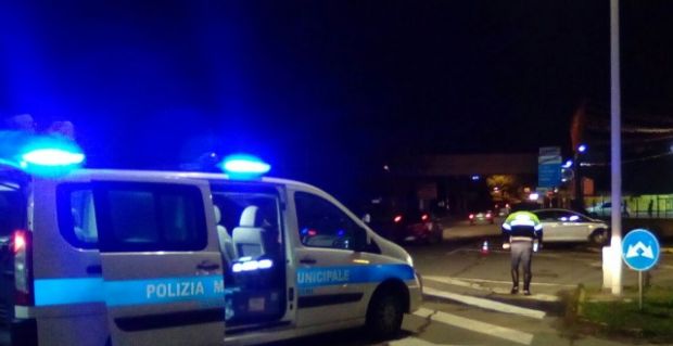 ubriaco-urta-una-macchina-ferma-allo-stop-ritirata-la-patente