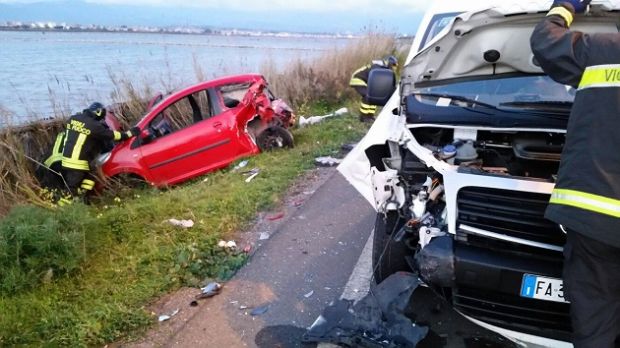 Sperona auto che finisce fuori strada sperona-auto-che-finisce-fuori-strada-ferita-una-54enne