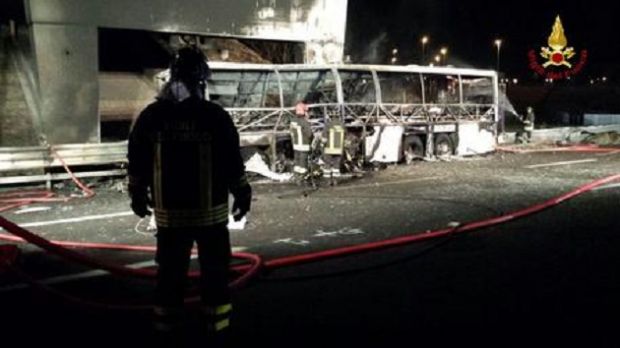 Bus ungherese si incendia in A4 bus-ungherese-si-incendia-in-a4-strage-di-ragazzi-in-gita-16-morti