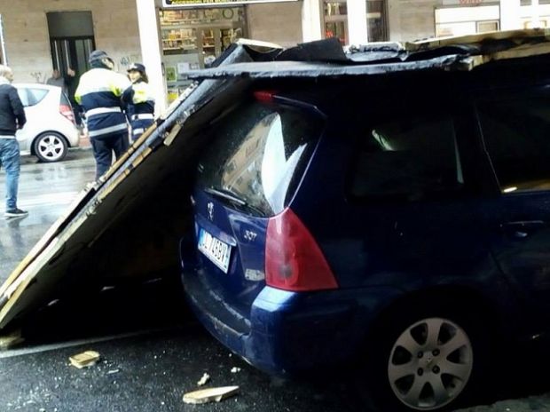 maltempo-a-pirri-crolla-il-tetto-di-un-abitazione-auto-sotto-le-macerie