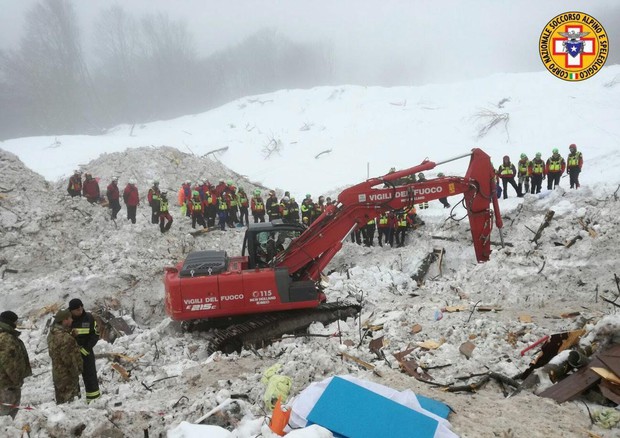 Rigopiano rigopiano-estratti-corpi-di-due-donne-bilancio-sale-a-15-vittime