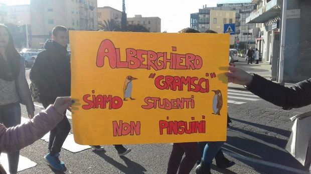 corteo-studenti-a-cagliari-and-quot-vogliamo-scuole-calde-e-sicure-and-quot