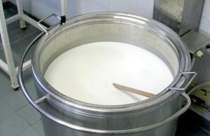 latte-arbau-la-base-tuona-contro-alleati-maggioranza