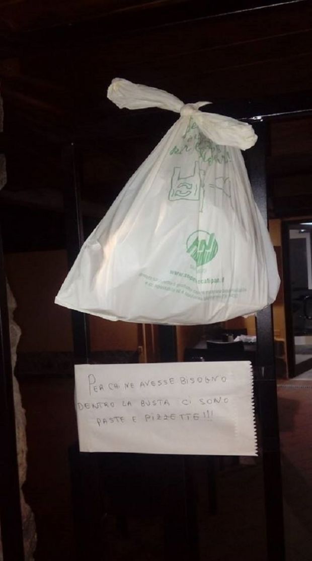 carbonia-bar-offre-il-cibo-ai-bisognosi