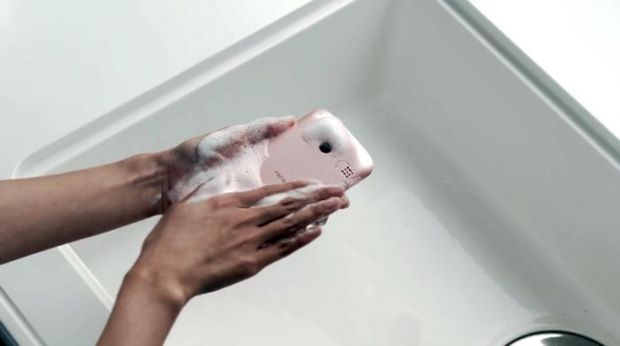 giappone-smartphone-si-lava-col-sapone