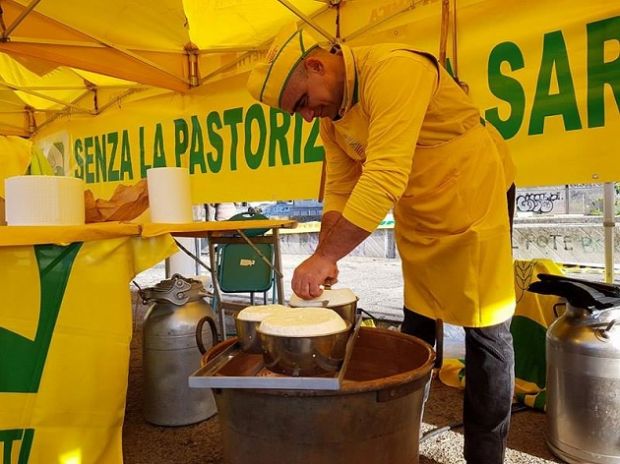 latte-agricoltori-in-piazza-a-cagliari-per-crisi-comparto
