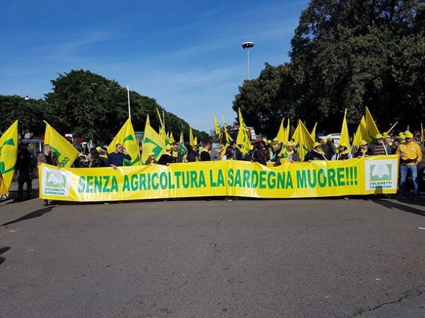Latte: 30 trattori aprono corteo pastori a Cagliari latte-30-trattori-aprono-corteo-pastori-a-cagliari