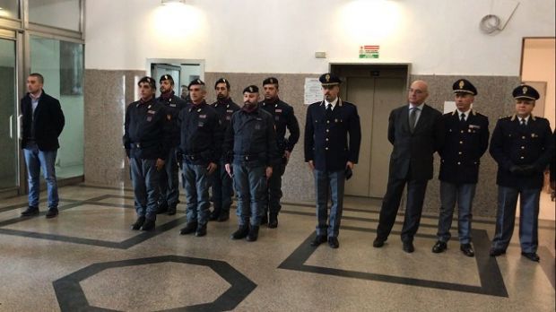 omicidio-raciti-sap-cagliari-corona-di-fiori-alla-memoria-dei-poliziotti-uccisi