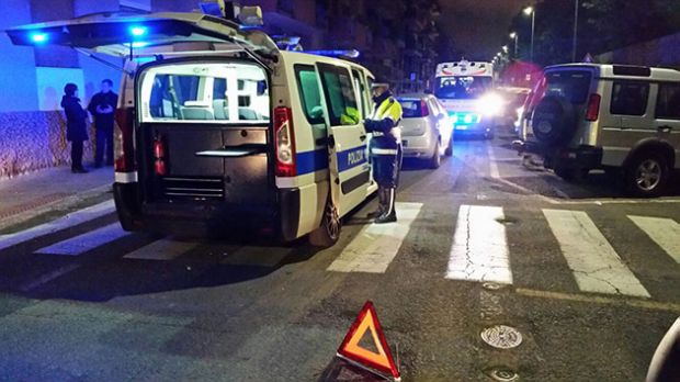 effettua-retromarcia-e-travolge-un-pedone-ferita-una-78enne