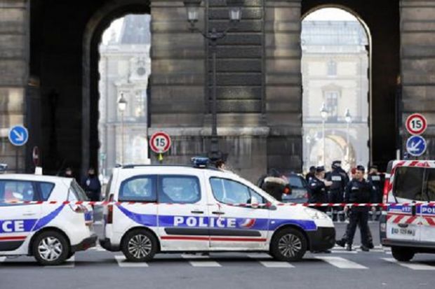 Parigi parigi-militari-aggrediti-al-louvre-cazeneuve-attacco-terroristico