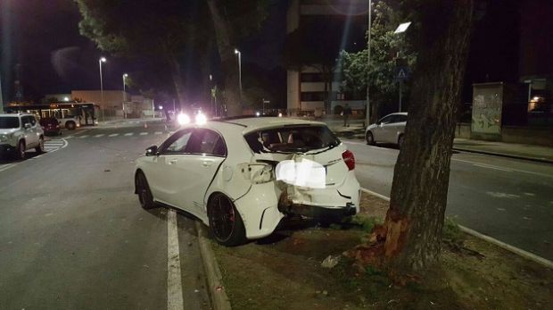 cagliari-non-d-and-agrave-precedenza-auto-fa-testacoda-e-finisce-su-un-albero