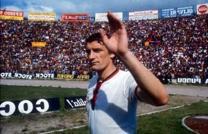 calcio-emozioni-al-sant-elia-gigi-riva-riceve-collare-d-oro
