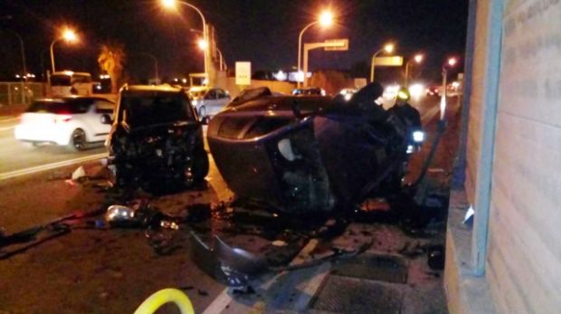 effettua-svolta-non-consentita-collisione-con-altra-auto-che-si-ribalta